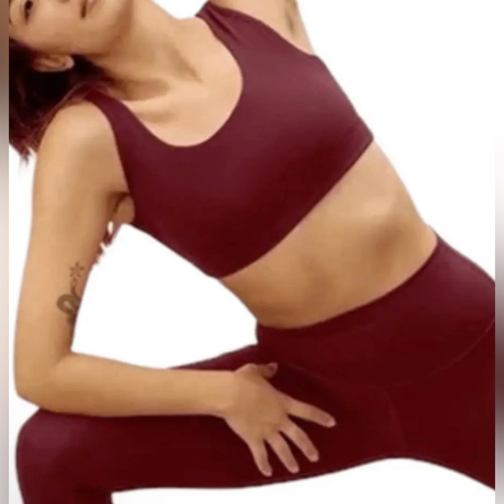 Everlane The Perform Bra in Dark Red NWOT Size Small SOLD OUT Online